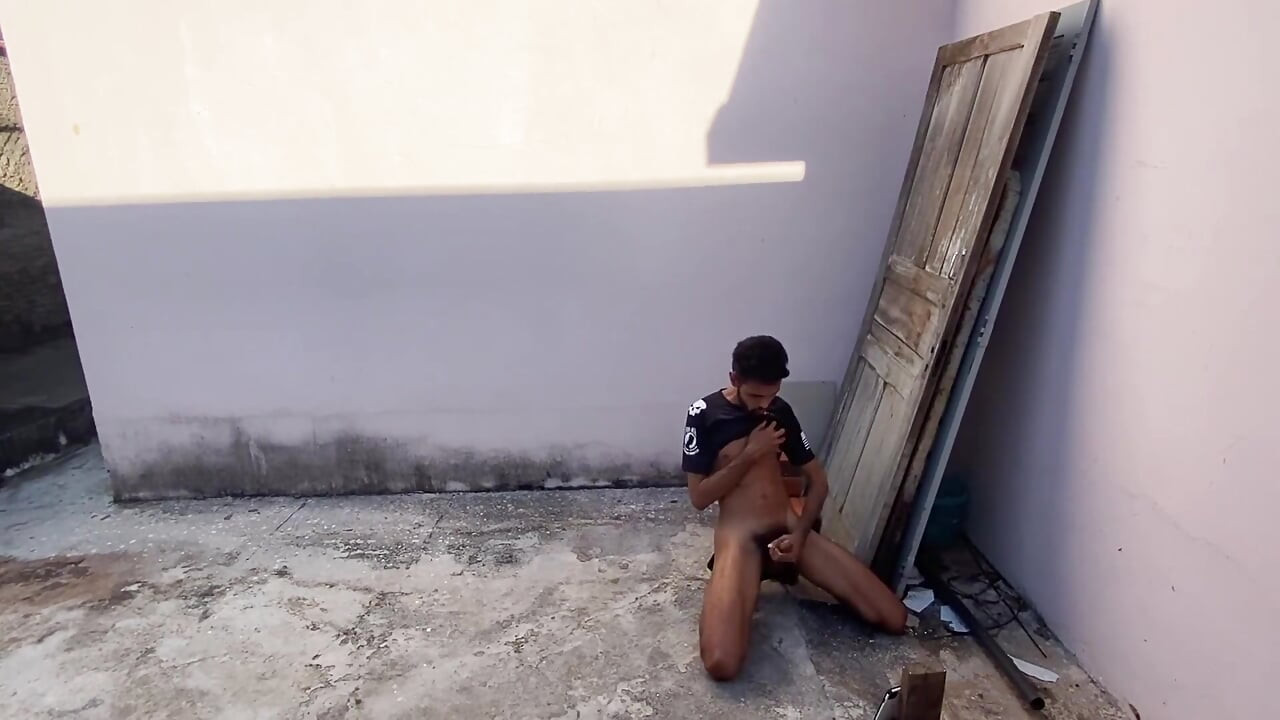 家の通りで自慰する