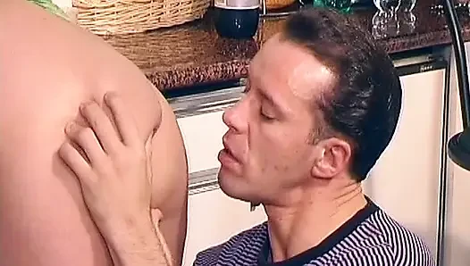 Она французская крошка, которая заставит тебя кончить, как никогда раньше