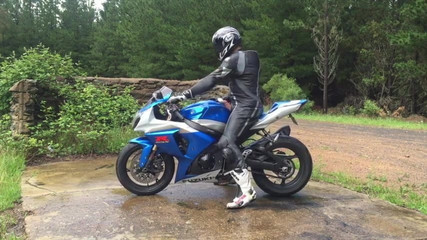 Motard Cuir Se Branle Sur Sa Moto