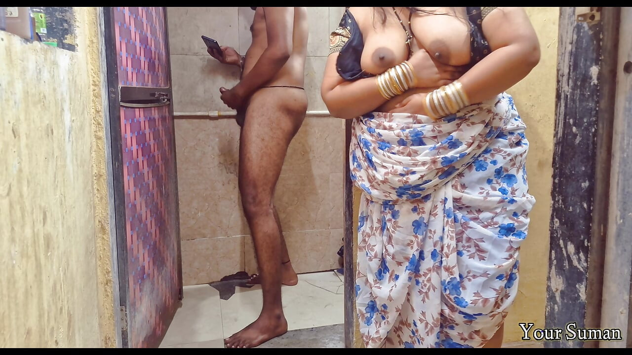 Em primeiro plano - madrasta indiana pega no banheiro e com tesão na buceta