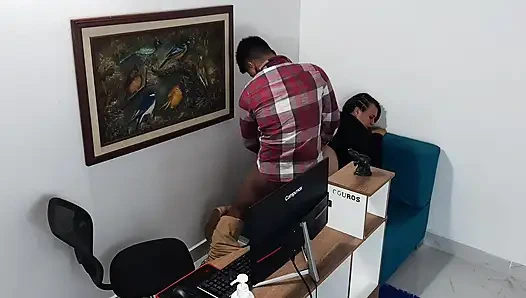 Sekretaris dan bos waxing di kantor mereka