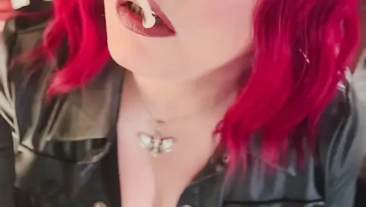 Sahibeniz Tina Snua deri zincirli giyinmiş sigara içiyor 2 mantar sigarası