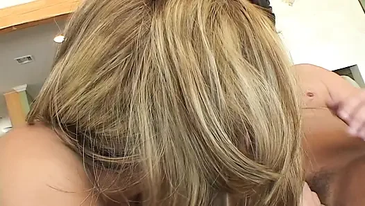 Cewek kurus rambut pirang ngentot kontol besar di sofa sampai dicrot di mulut