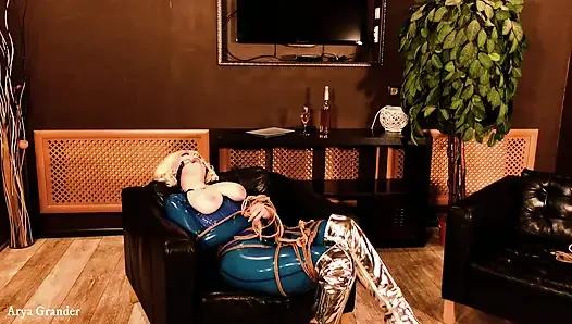 Dari belakang panggung dari proses seks bdsm tali bondage, shibari masturbasi dengan lateks