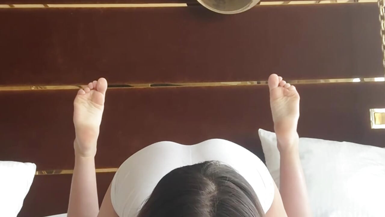 Beyaz kısa şortlu am frikikli yoga