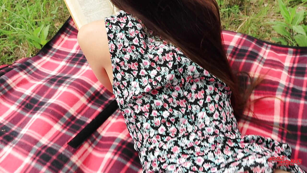 自然の中で他人の妻とセックスした。私は彼女の口の中で射精しました。