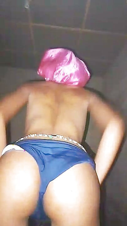 Une fille mince, chaude et sexy qui joue avec sa chatte mouillée