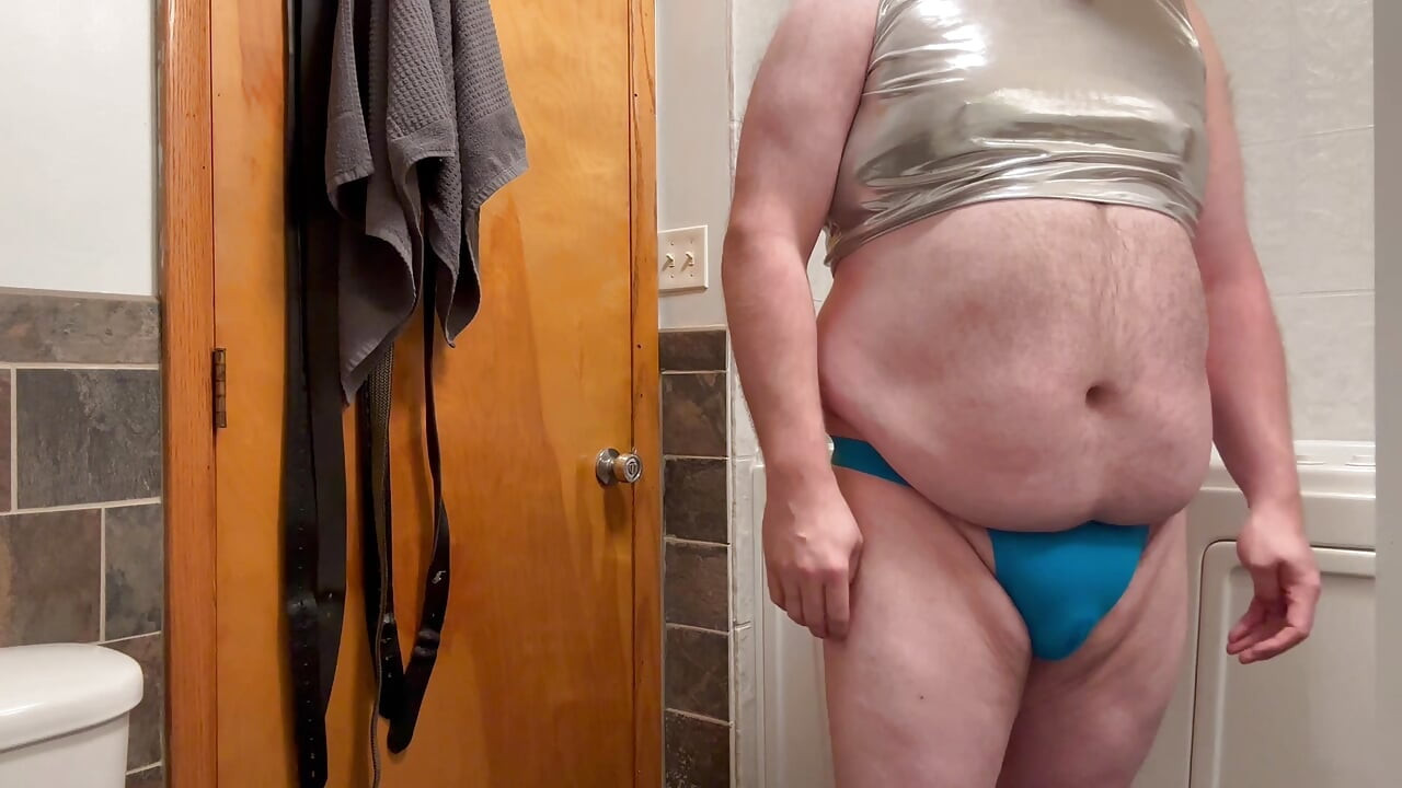 Великий живіт сквіртує через jockstrap під час використання ділдо