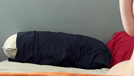 Enge 18-jährige mit sperma bedeckt, nachdem sie schwanz geritten hat