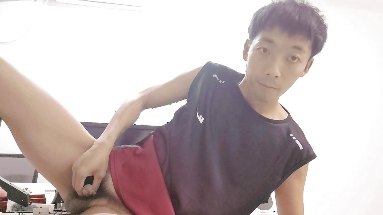대학 사무실에서 자위하고 신음하고 사정하고 정액을 먹는 겸둥이 아시아 소년
