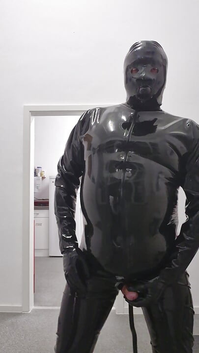 用橡胶包裹住并被堵嘴