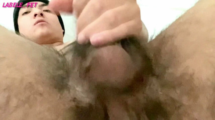 Un minet gay latino se branle sous la douche sans sperme ruiné