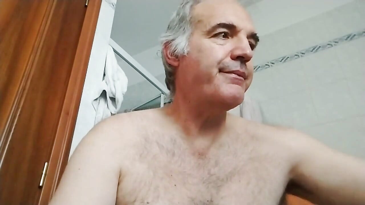 Moje lice, moj kurac i moji pazusi u prvom planu!