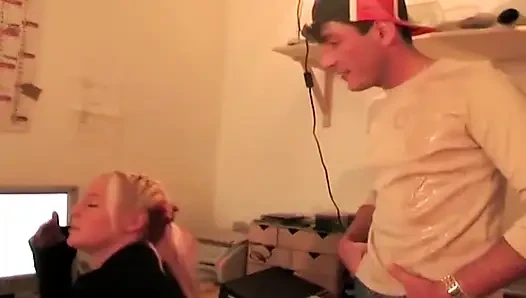 Ahegao blondine leckt pulsierenden schwanz, tropfender spieß