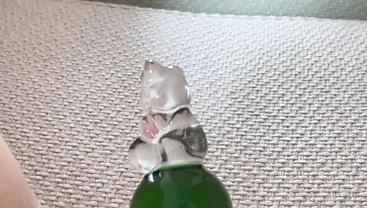 Sie beginnt, in der nähe des spiegels zu spielen und hört nicht auf, bis sie orgasmus hat