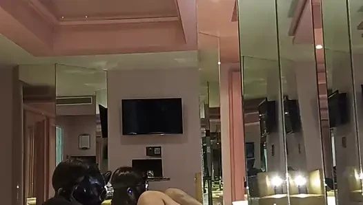 Üvey oğlumla ateşli bir görüntülü görüşme sırasında mastürbasyon yapıyorum ve amcığıma 22 cm siyah dildo sokuyorum.