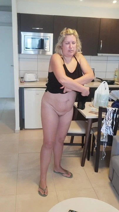 Ma copine se déshabille et montre tout