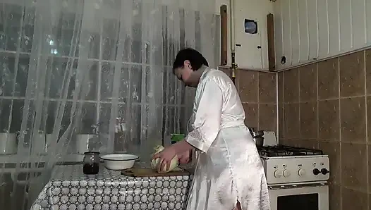 Büyük memeli seksi dağınık ev hanımı! 31 TALIMATı! Göğüsleri yemekle kaplıyor!