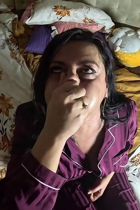 Oddech w satynowej piżamie - opuchnięta policzki, czerwona twarz i intensywna walka