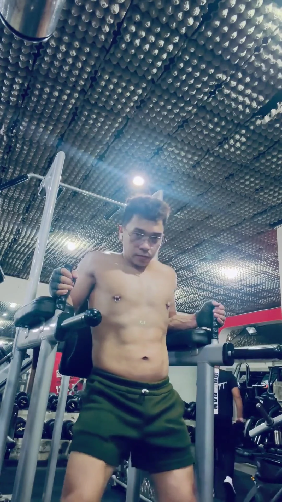 Pinoy kaslı twink işten sonra mastürbasyon yapıyor