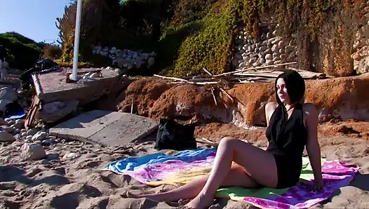 Esmer bir kadın domaltılarak sikiliyor