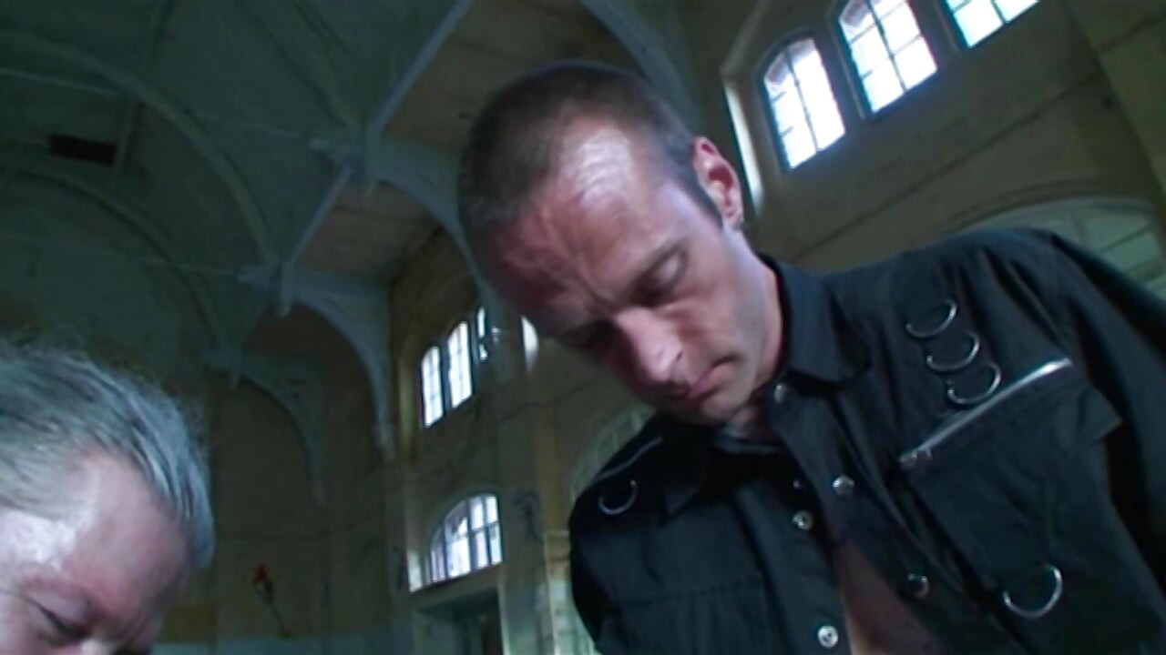 Bağlı Sarışın Yoğun BDSM Üçlü Sekse Boyun Eğiyor