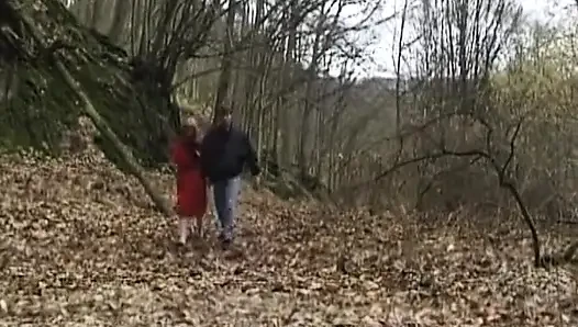 Cewek jerman ini suka banget nyepong kontol di hutan