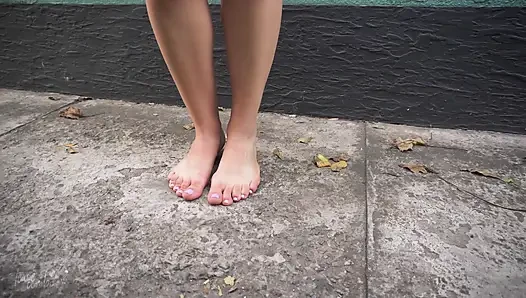 Fetish jalan kaki telanjang di fetish kaki kotor beton