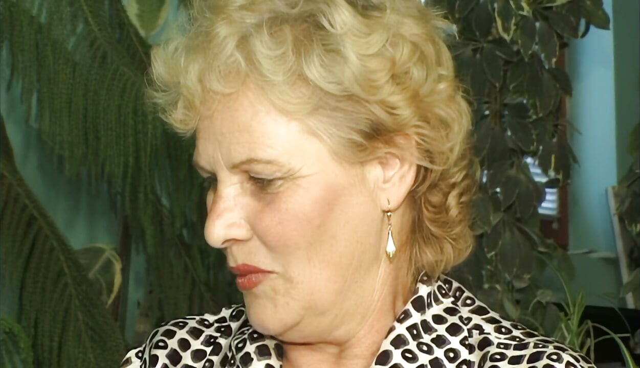 GILF-uri mature futute cu forță pe canapeaua verde