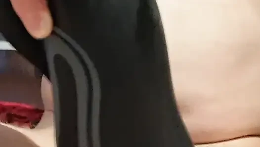 Titreyen penisi okşuyor