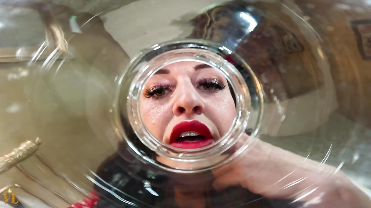 Vivienne L'amour - a dona de casa extrema - capturada pelo melhor amigo de sua esposa