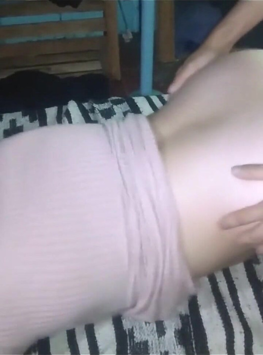 Sex în poziția capră cu vecina mea într-o rochie roz scurtă