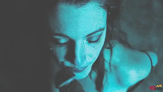 Gefangene schlampe gedrängt, um sich zu strippen und entführer zu lutschen