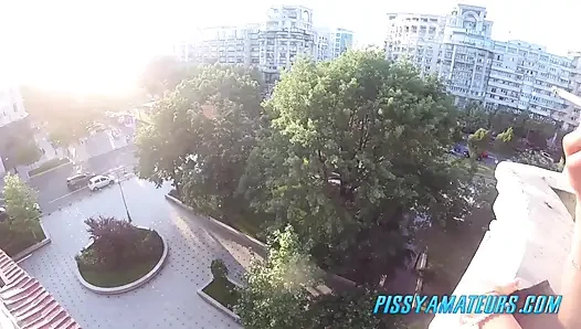 Sigara içiyor ve balkonda işiyor