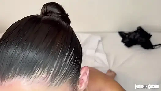 Ein 18-jähriges Mädchen mit großem Hintern hatte Sex mit der Nachbarin, bis sie spritzte