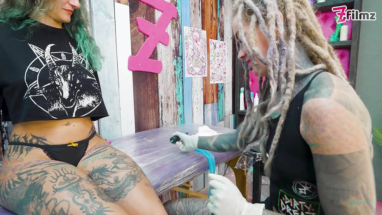 Tatoveringslærling og hennes kunde får ANAL knullet under TATTOO-økten