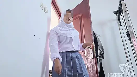 Gadis SMA Berjilbab Kaget Pas Liat Kontol Kakak Tirinya Ngaceng Di Pagi Hari - Minokiiko