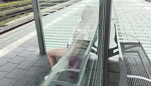 Notgeile Schlampe macht es sich auf dem Bahngleis