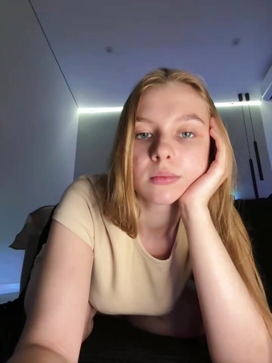 Si sditalina la figa con una ragazza nuda