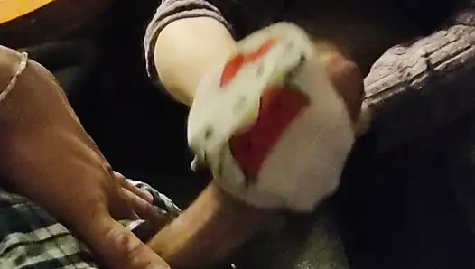 Kitty si cewek hot rambut pink lagi asik ngocok kontol dengan kaus kaki