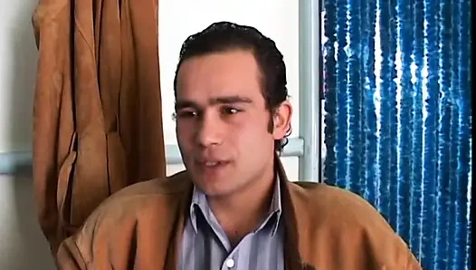 Güzel vücutlu olgun fahişe sert sikişiyor ve sonra göğüslerine sıcak döl alıyor