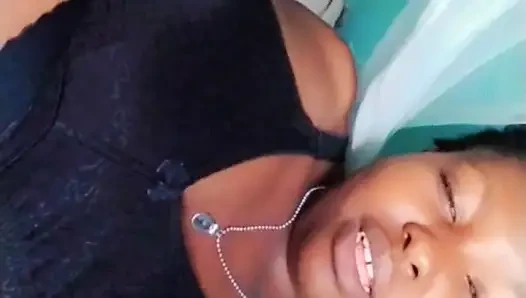 Ateşli seksi kız mastürbasyon yapıyor