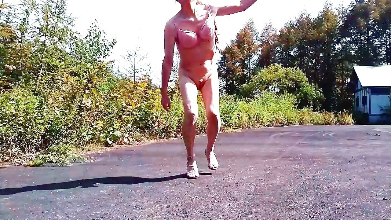 Pai-chan desnuda en el parque de primavera
