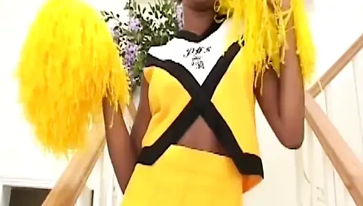 Azgın Siyah Kız, Kocaman Beyaz Bir Yarakla Anal Seks Yapıyor