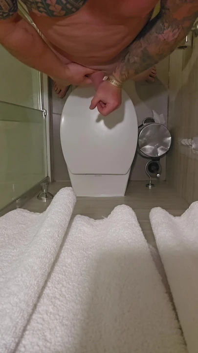 Sega un grosso cazzo nel bagno dell'hotel