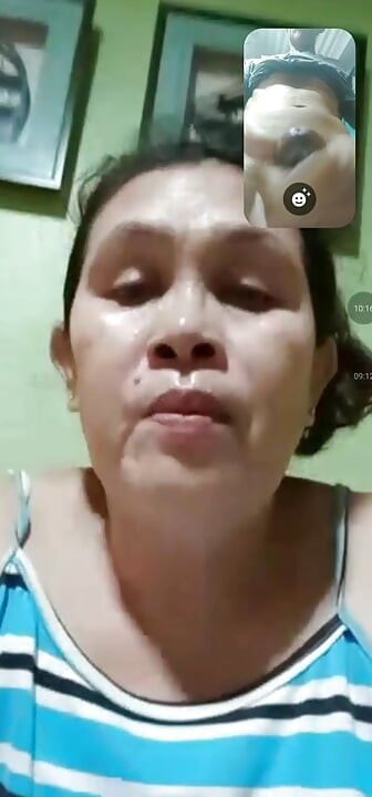 Bu gece banyo yapıyor. Sikimi özlediğini söyleyip video seks aradı