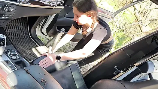 Пылесос в кожаных сиденьях на улице