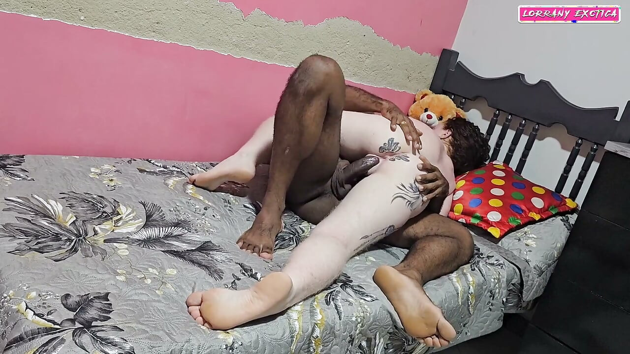 Mă îndrăgostesc de pula soțului meu și încep să-i sug pula uriașă și să mă fut până când vine în pizda mea