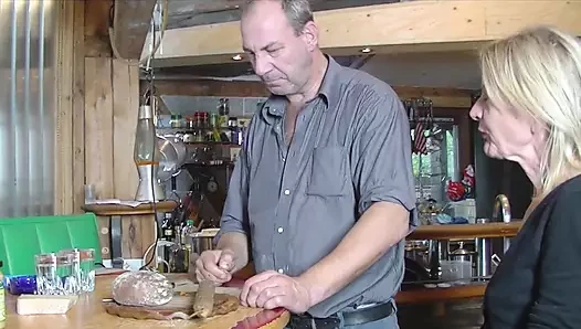 Красивая зрелая в миссионерской позе приходит к оргазму