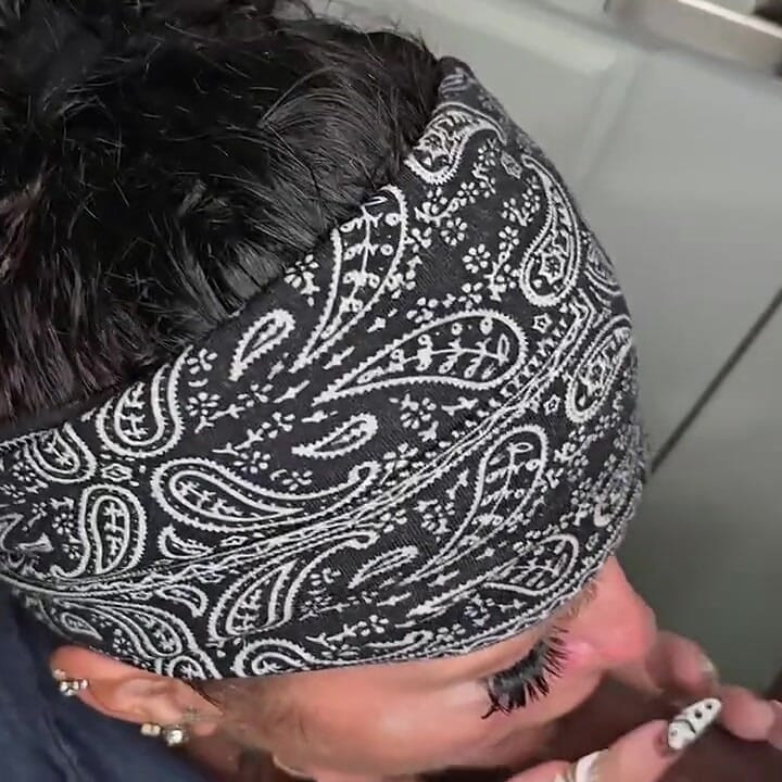 Hollee Huntress Cory Strokes का उपयोग करती है "जॉयस्टिक"